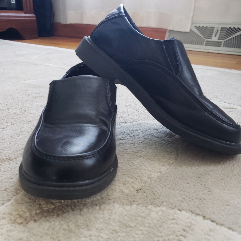 EUC Boys Dress Shoes (size 1-Black)